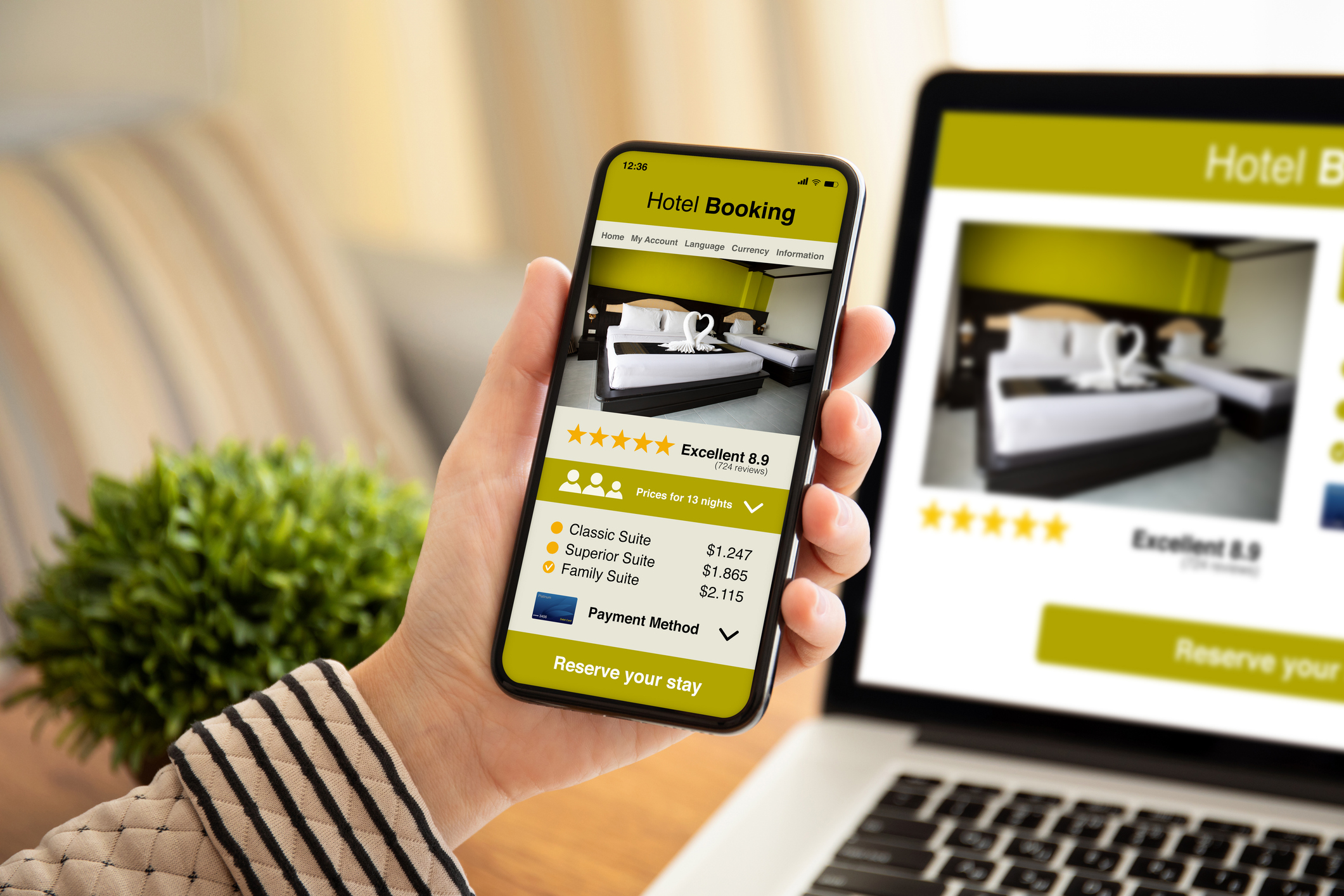 Hotelzimmer-Buchung am Smartphone